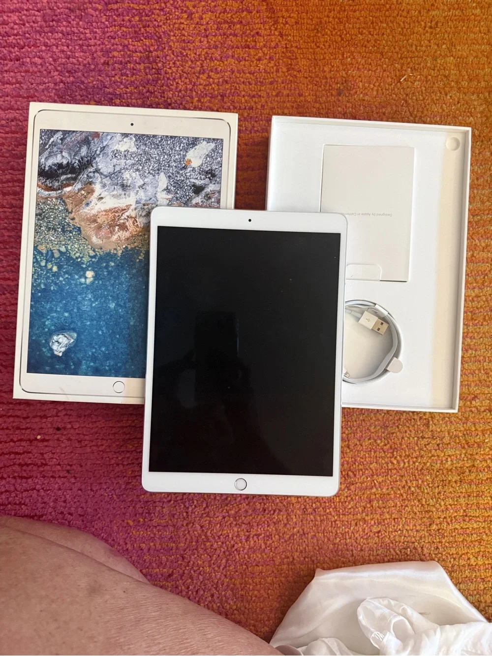NWT iPad PRO White with Silver Bezel -unboxed! PERFECT CONDITION!-